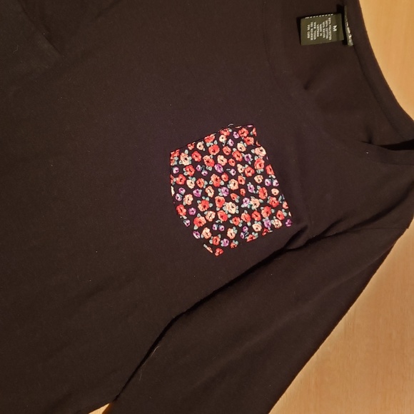 ✨3/10 Black Rue 21 Top with Floral Print Pocket - Picture 2 of 5